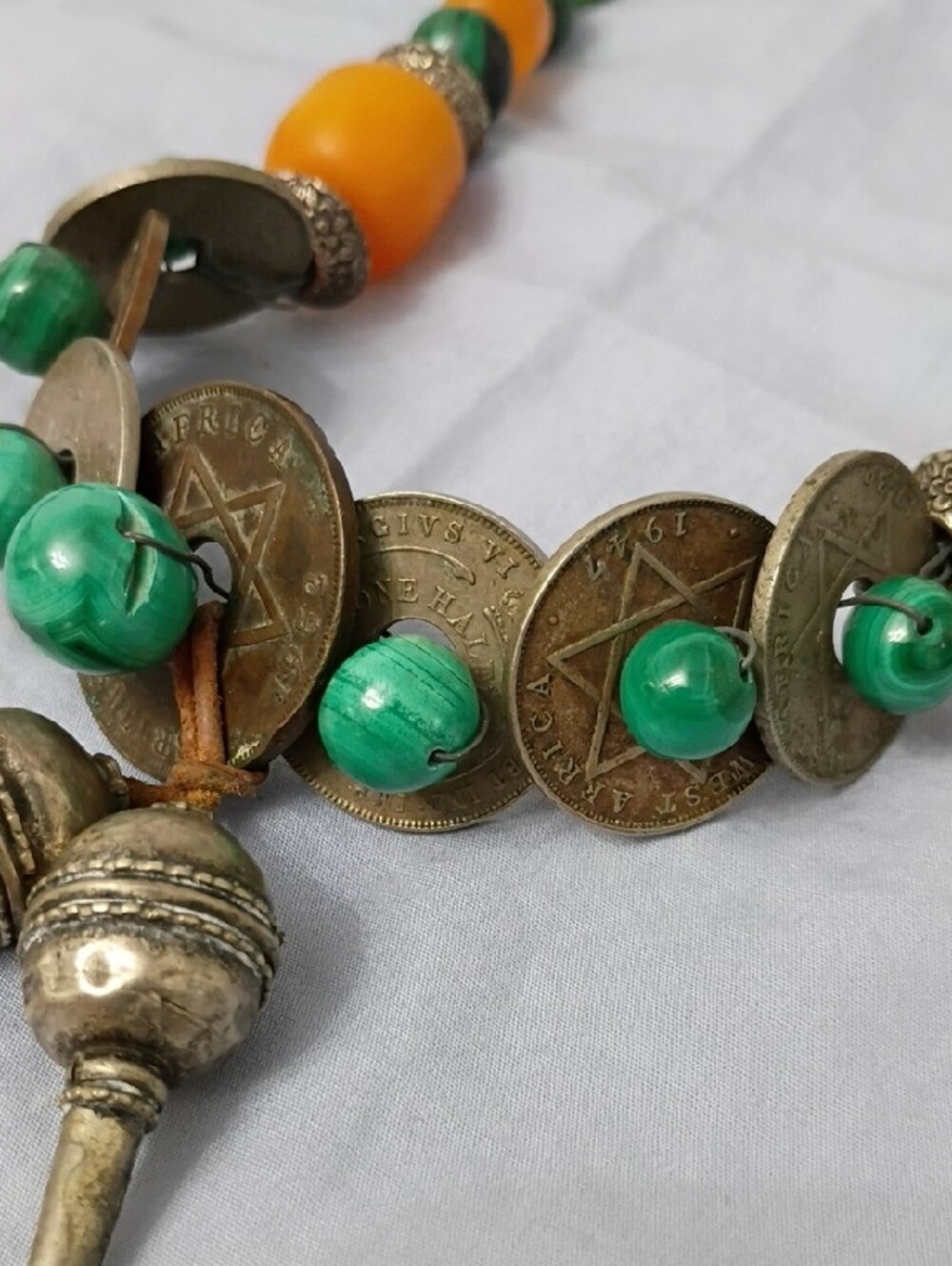 Vintage British West African Green and Amber Beaded Coin Trade Bead Necklace - Picture 4 of 15